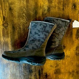 Lands End Weather proof boots. Brand New.